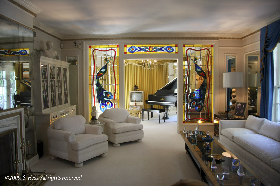 Graceland Lliving room